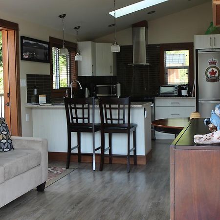 Tilby'S Rainbow Cottage Port Renfrew Buitenkant foto
