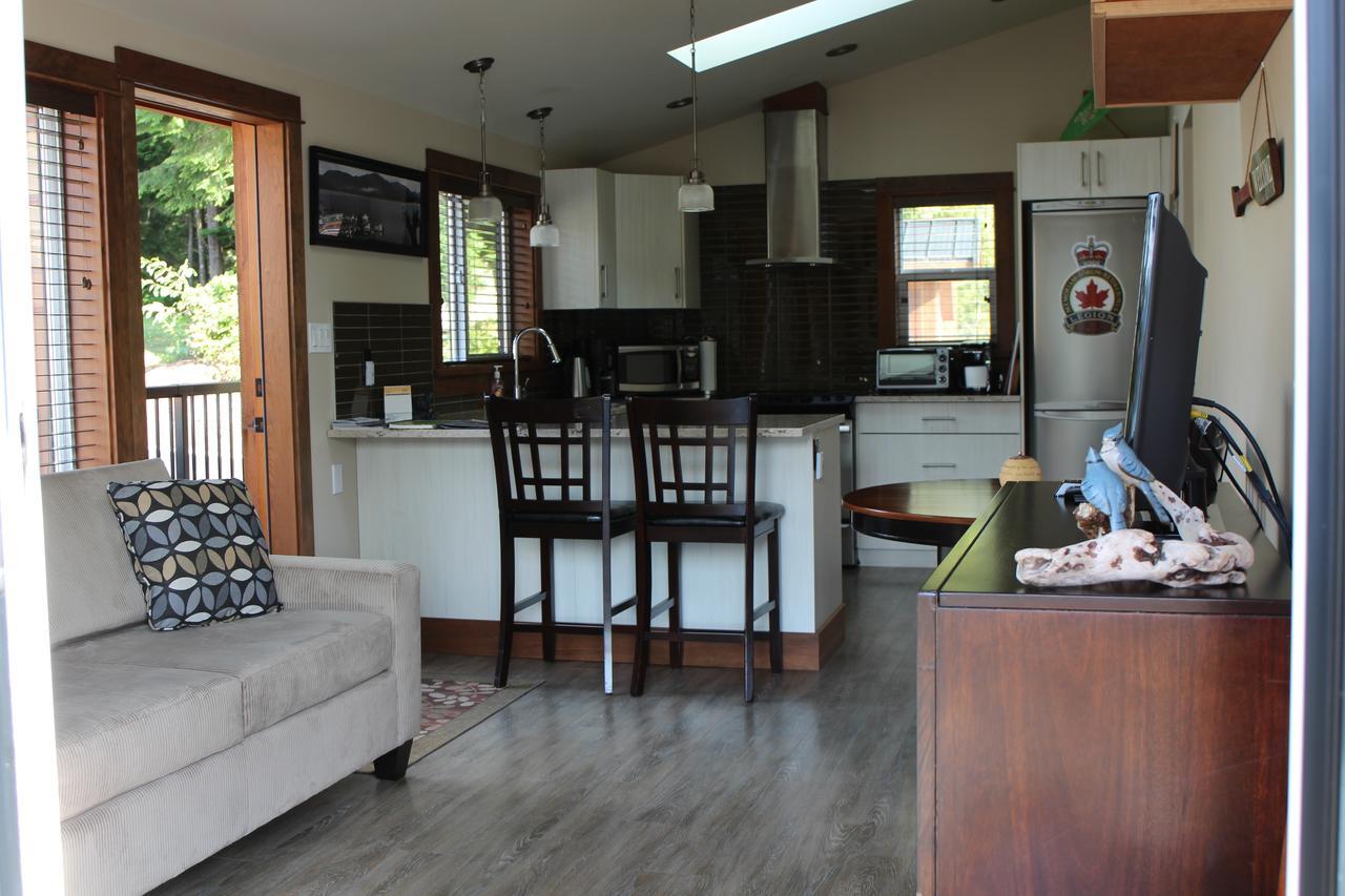 Tilby'S Rainbow Cottage Port Renfrew Buitenkant foto